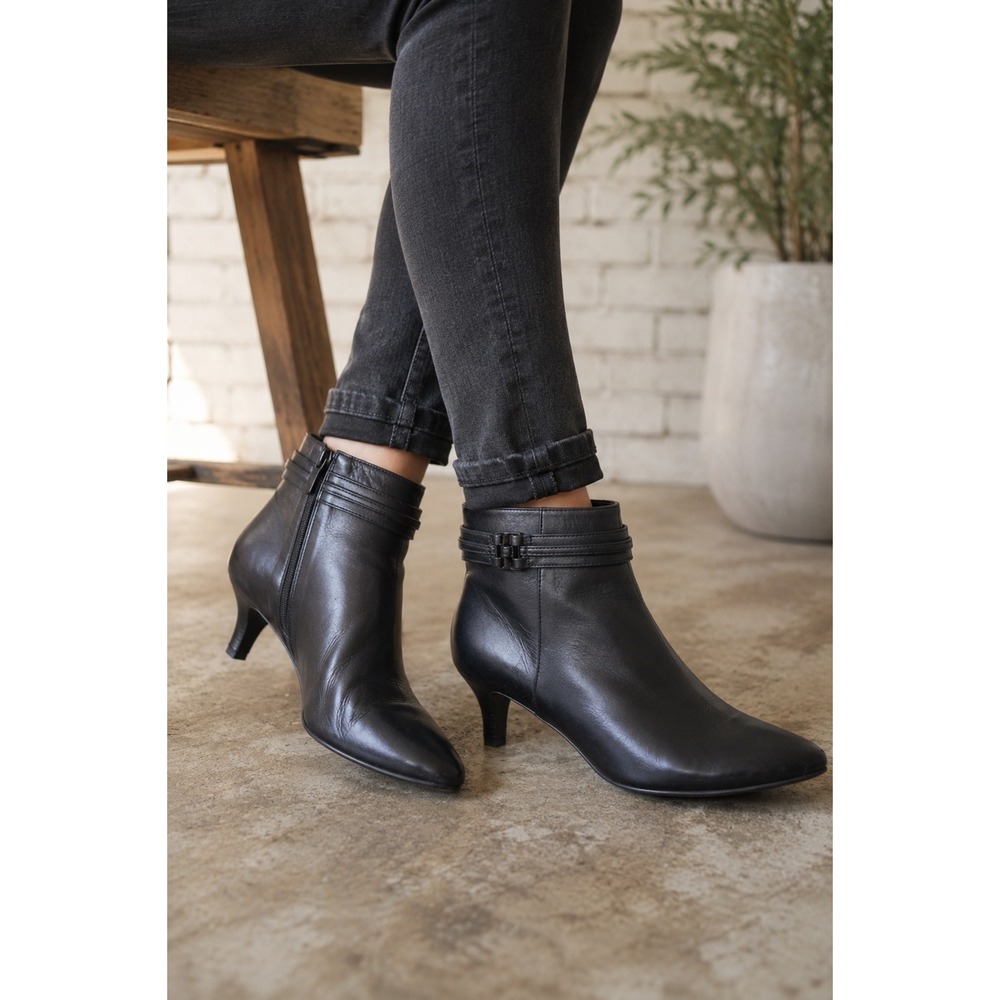 Cole Haan Black Leather Ankle Boots Buckle Detail Women's Size 8.5AA